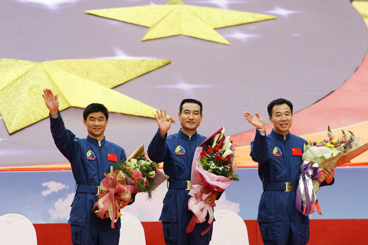神舟5号(2003年10月15日9时发射) 航天员:杨利伟第1次载人:神舟5号
