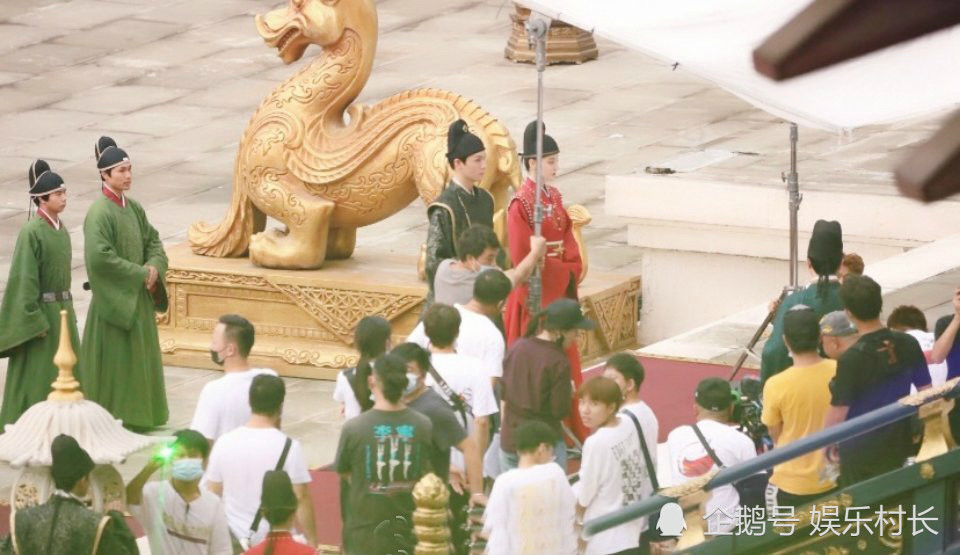 《安乐传》官服路透，迪丽热巴女官造型似玉面小郎君，与龚俊同拜似夫妻