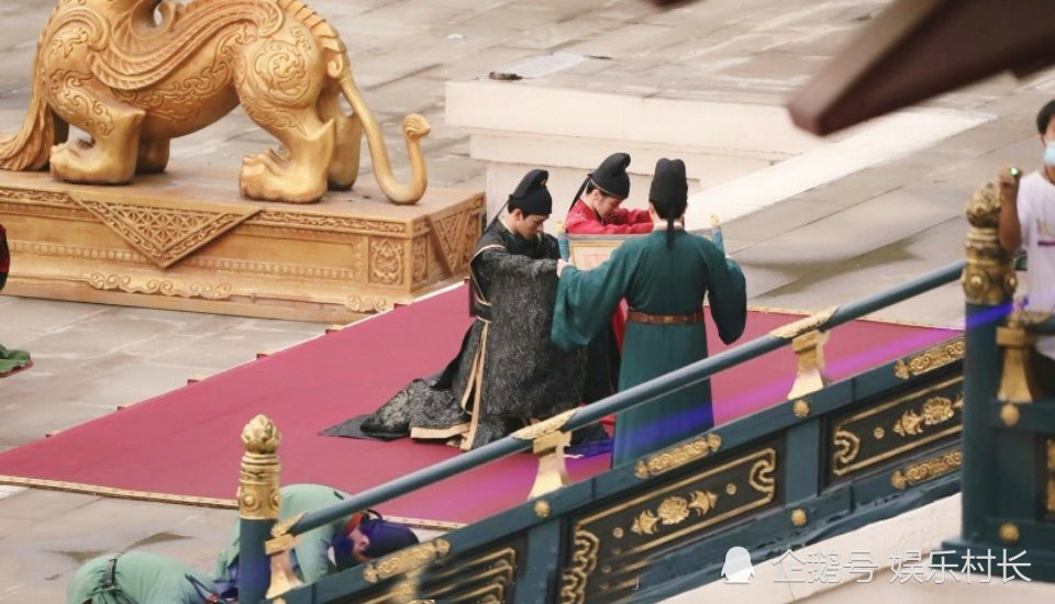 《安乐传》官服路透，迪丽热巴女官造型似玉面小郎君，与龚俊同拜似夫妻