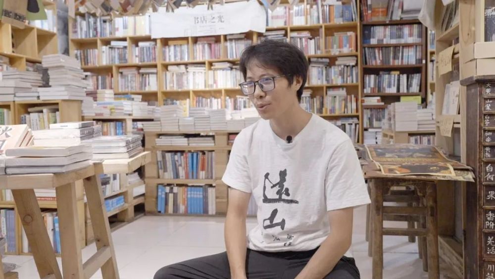 实体书店还有未来吗?暴雨疫情双重冲击,书店老板负债10万卖盲盒交房租