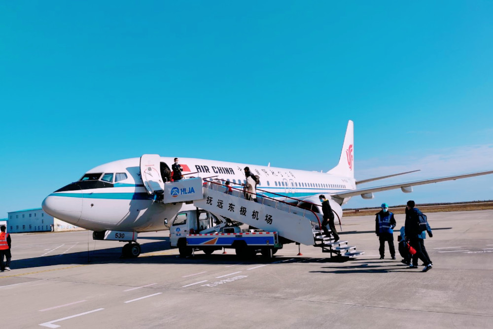 东北寂寞机场,每天一架飞机,飞走后工作人员就没事干了