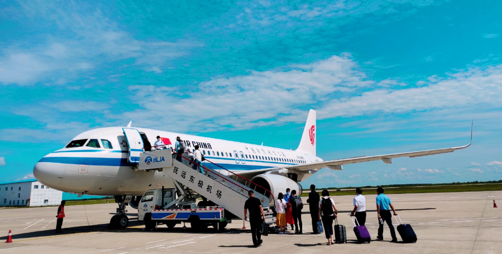 东北寂寞机场,每天一架飞机,飞走后工作人员就没事干了