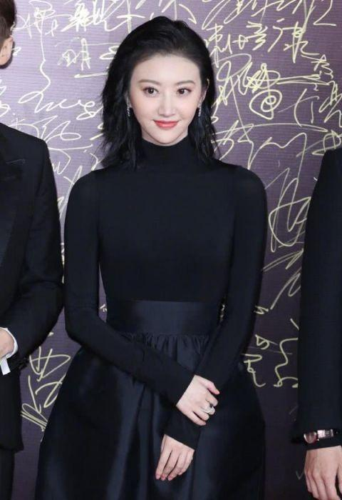 景甜真是挺争光的与韩国女星金喜善并肩狮王发型太显脸小