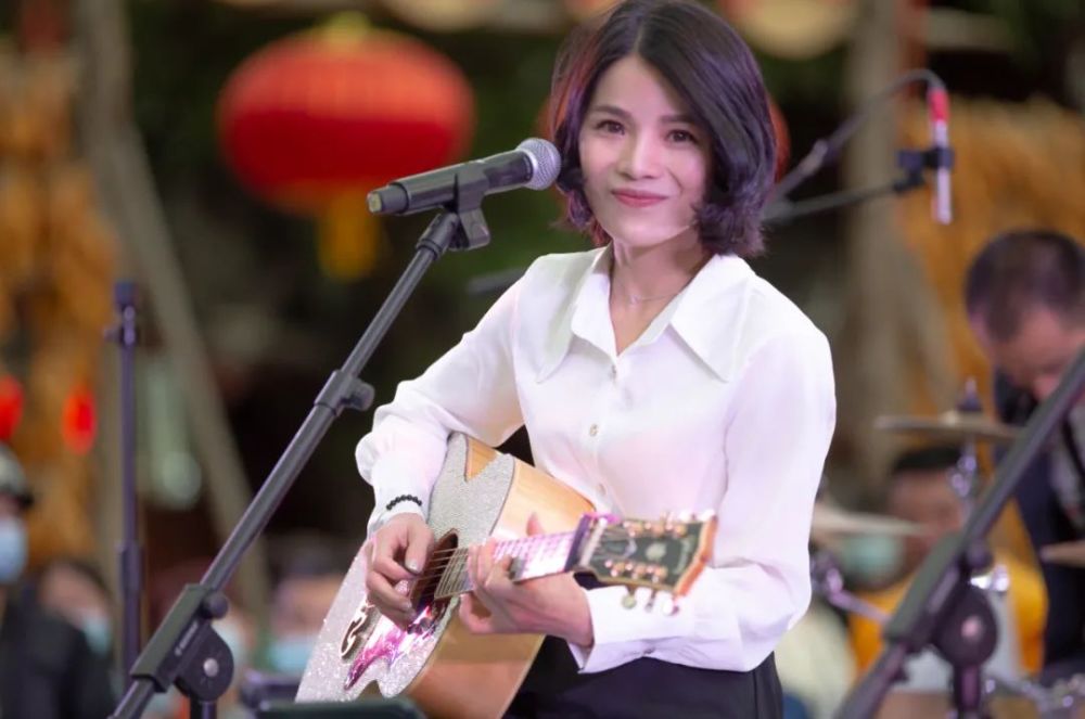 夏先生&四姑娘&鼓手伟伟第一次街头巡演来到丽江,结识了打击乐雅惠和