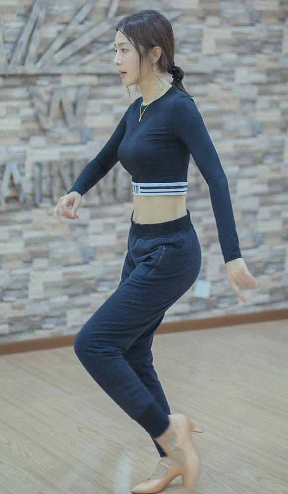 秦岚穿露脐装秀舞姿,扎马尾辫造型甜美,素颜出镜状态不输00后_腾讯