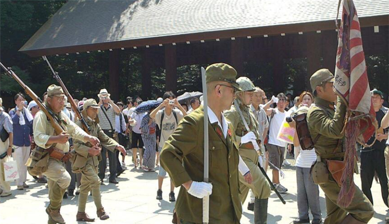 10年前,廣東小夥跑到日本火燒靖國神社,韓國網友:幹得漂亮!_騰訊新聞