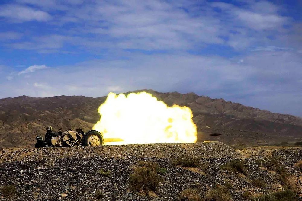 "轰轰轰……"天山南麓传来阵阵雷鸣般的炮响随着目标点泛起浓浓烟尘
