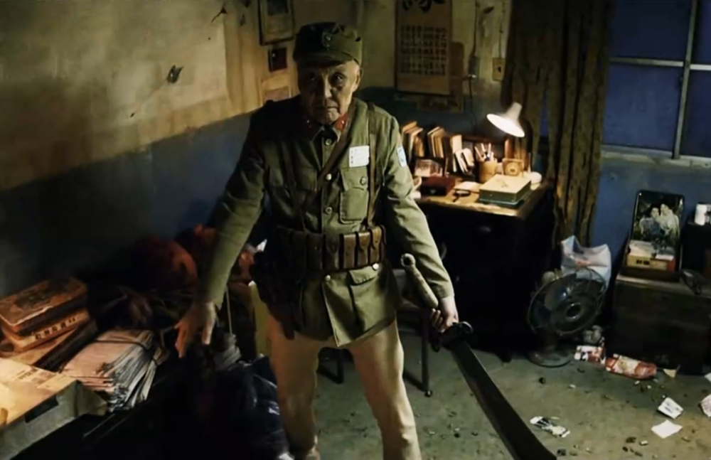 惊悚片中抗日魂痴呆老人竟是大刀队小队长高唱战歌一刀劈女鬼