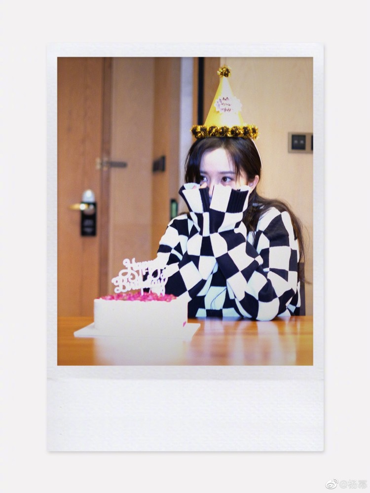 杨幂晒照庆35岁生日娇羞遮面超可爱鼓励粉丝被赞人美心善