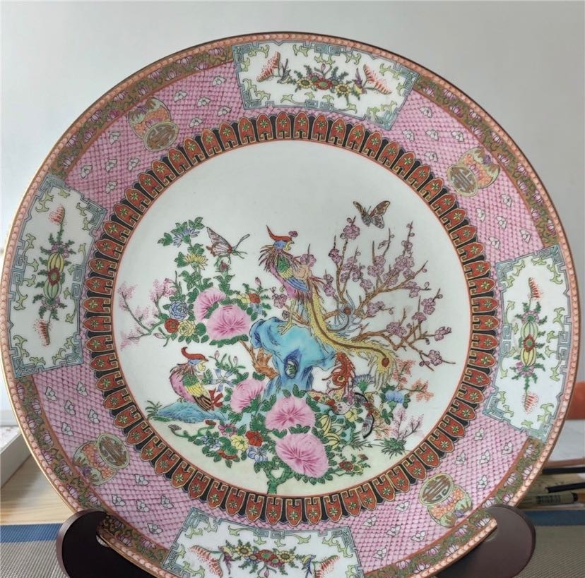 现任广州市广彩发展研究会会长,他的作品屡获国家,省,市奖项,深受业内