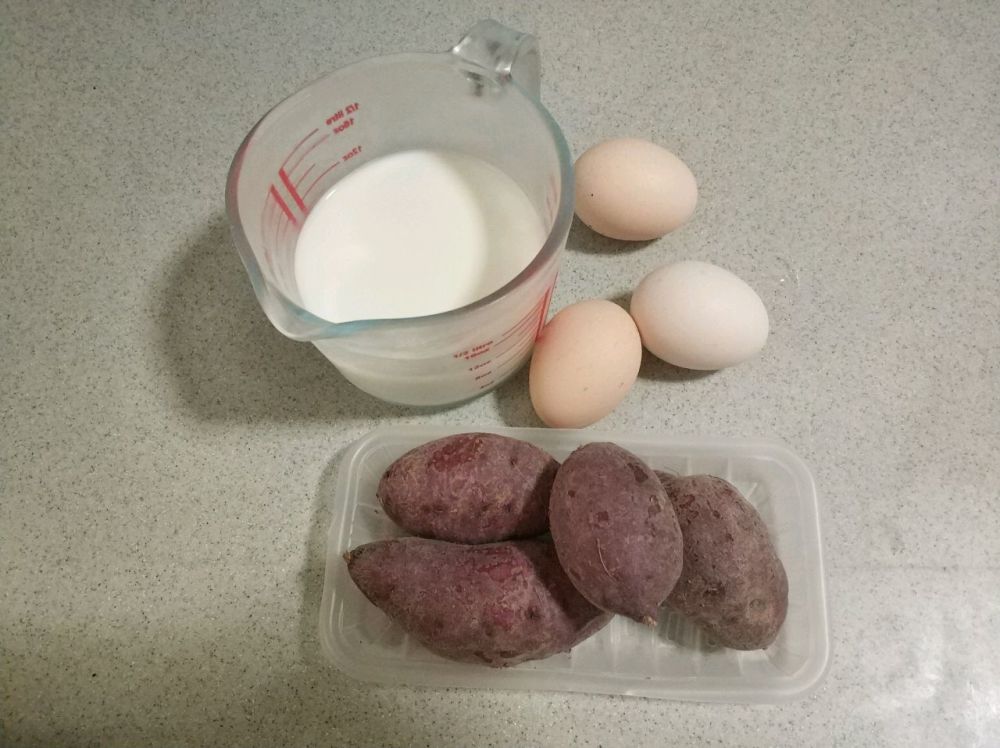 【烹饪步骤】: 1,先把一会要用到的食材都先准备好了,紫薯,鸡蛋,牛奶