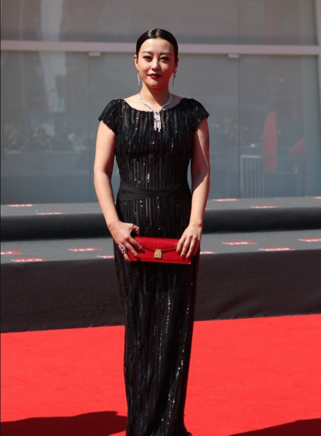郝蕾气质全开身穿一件黑色连衣裙出席活动身材比例出众真美