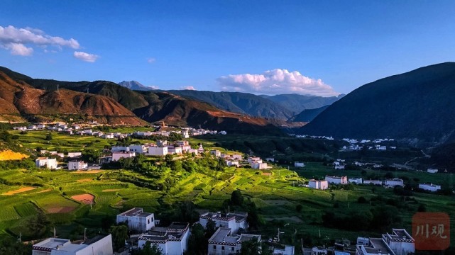 云端上的村寨乡城心灵原乡香巴拉