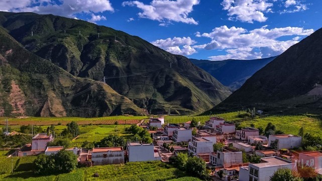 云端上的村寨乡城:心灵原乡香巴拉