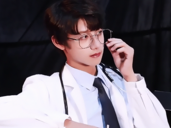 这次朱志鑫参加的节目,名字叫《导演请指教》,跟《演员请就位》一样