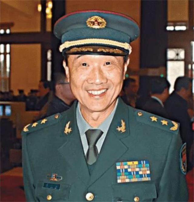 他25岁考入清华,48岁被授少将,父亲是十大元帅,岳父是开国少将