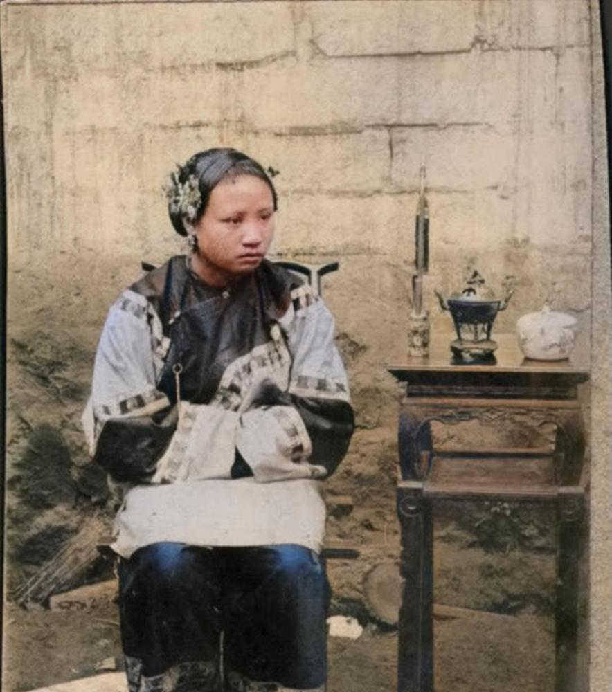 清末老照片一脸拽样的地主婆与妻同坐的小妾骑着毛驴回娘家