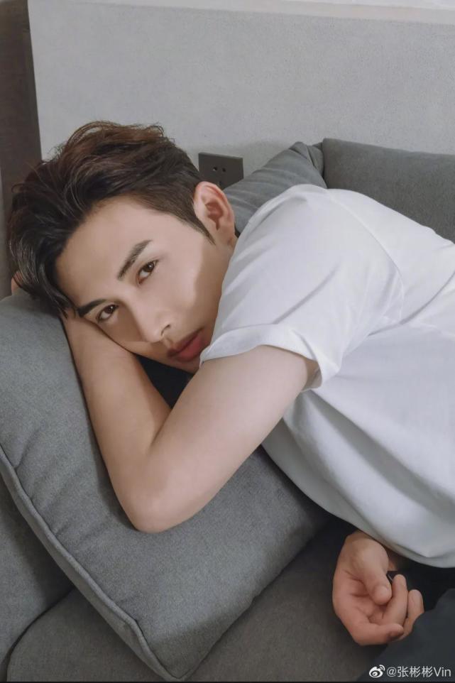 其实,照片中的素颜张彬彬看起来眉眼有神,轮廓有型,十分帅气,即使发量