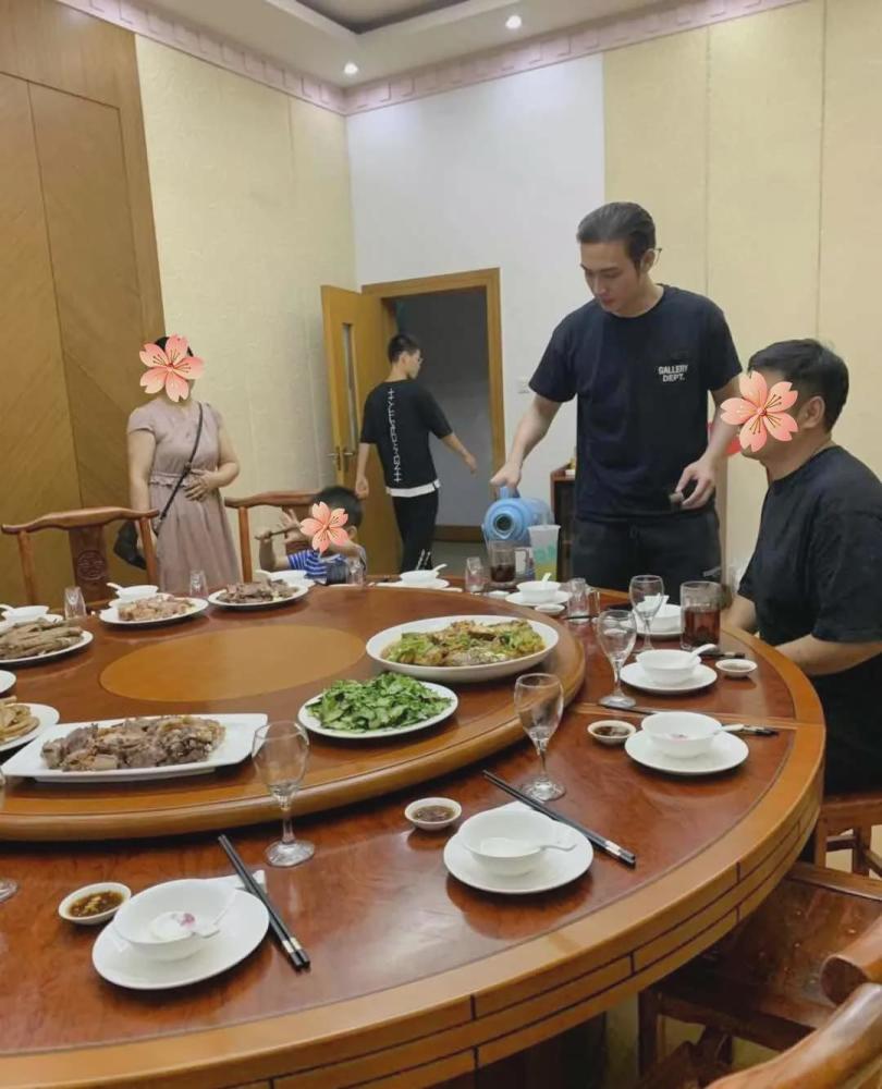 网友晒出张彬彬私下饭局照,与同席女性贴身合影,发量成亮点_腾讯新闻