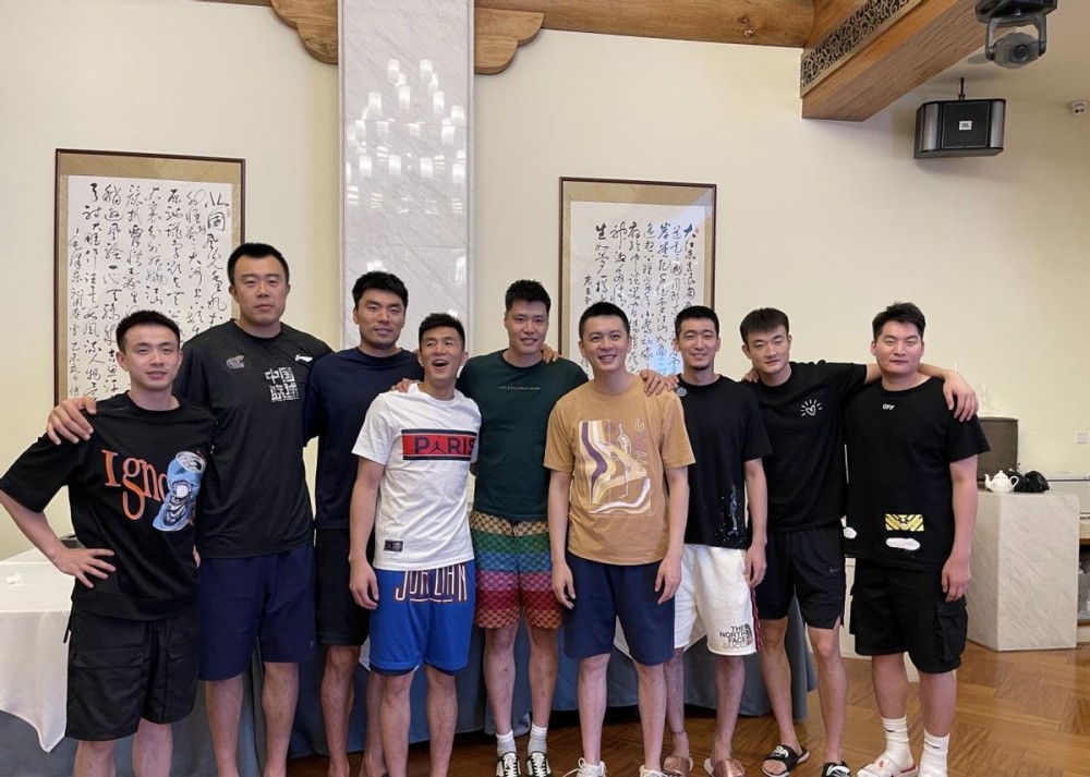 1米91郭艾伦光脚身高数据出炉高诗岩调侃脚皮厚了