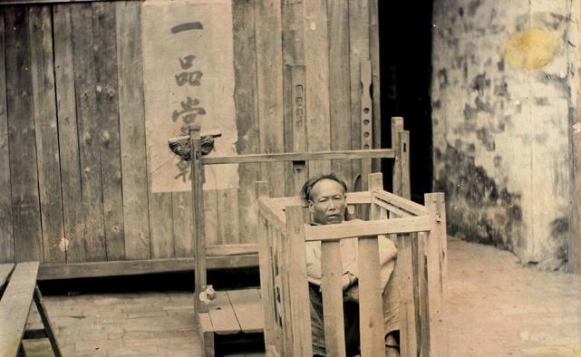 1892年的一组行刑老照片刽子手体型瘦弱犯人的眼神很可怕