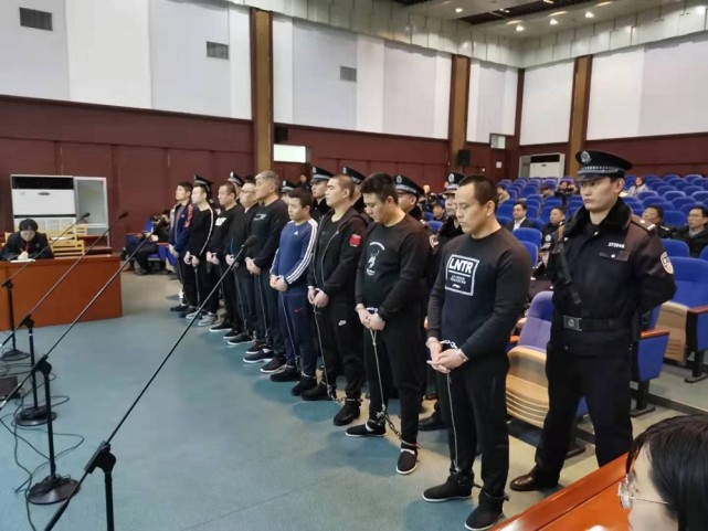 连死人钱都贪,黑心老板霸占死亡赔偿金,只给员工遗孀几万元