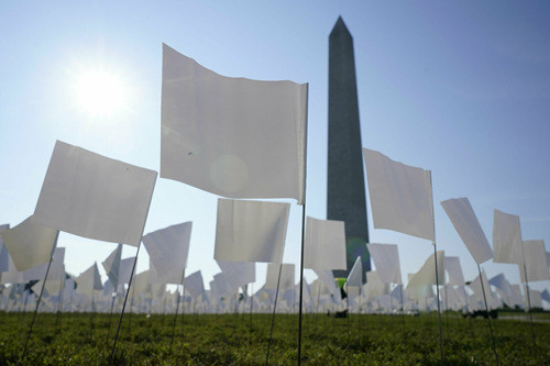 海外网评抗疫失败白旗插满美国国家广场