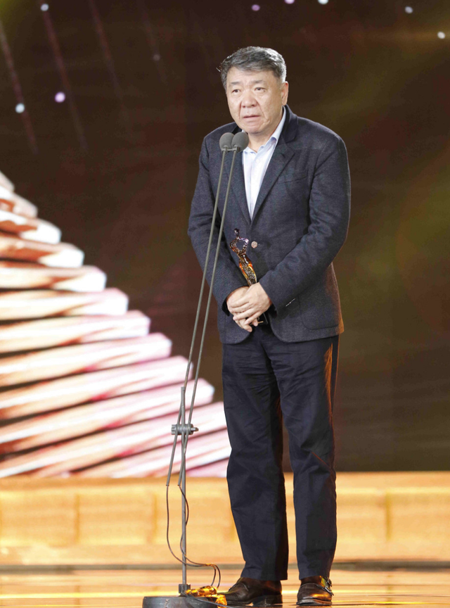 其实很多观众都在期待郑晓龙能够执导一部反腐题材的作品,还好它来了