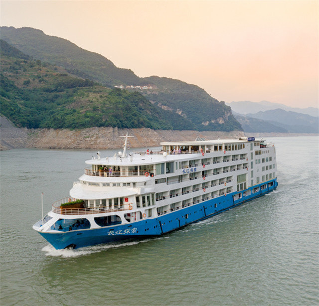 一般是早上和中午出发,重庆都需要坐车到万州或奉节登船,游览长江三峡