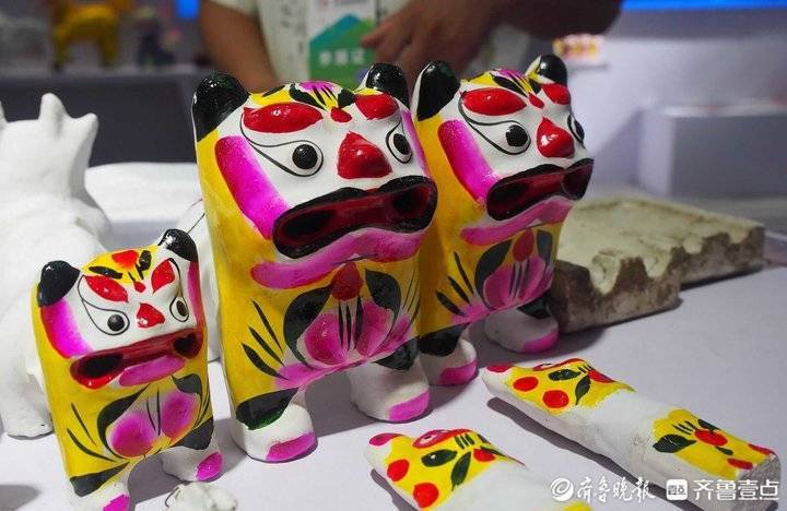 这些泥老虎出自国家级非物质文化遗产——高密市聂家庄泥塑的第21代