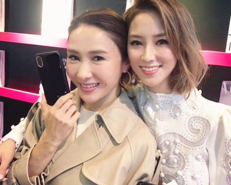 黎姿徐子淇罕同框,相差11岁看不出年龄差,38岁千亿媳妇秀小蛮腰