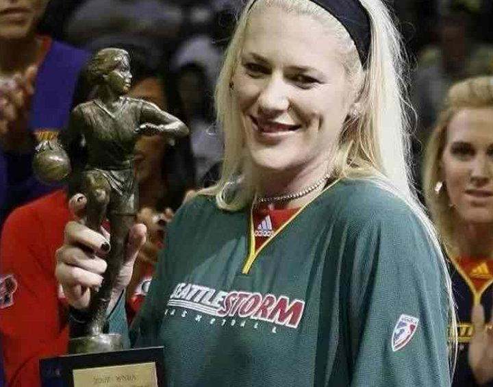 劳伦·杰克逊:澳洲女篮球星,曾大胆示爱姚明,如今怎样了?_腾讯新闻