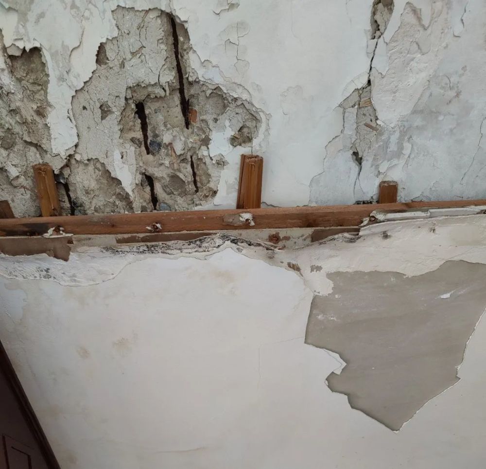 塌了,天花板都塌了!沪上市中心知名小区,老房漏水19年!