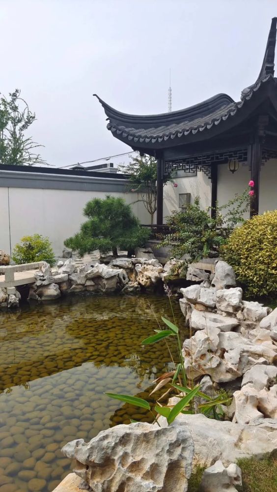 百花湖小院别墅以江南徽派建筑为型,以中式精髓礼序为制,从小区入口到