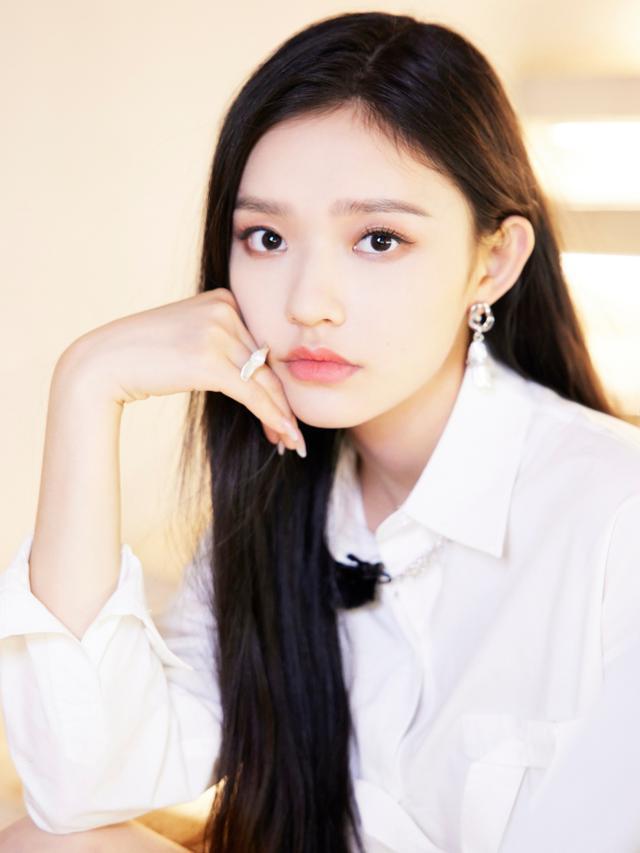 林允穿衬衫配皮裤硬扮成熟,但初恋脸太显嫩,长发及腰让人羡慕