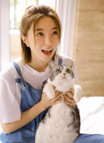 小潘潘原名潘文凤,今年29岁了,曾经网络爆曲《学猫叫》就是她唱的.