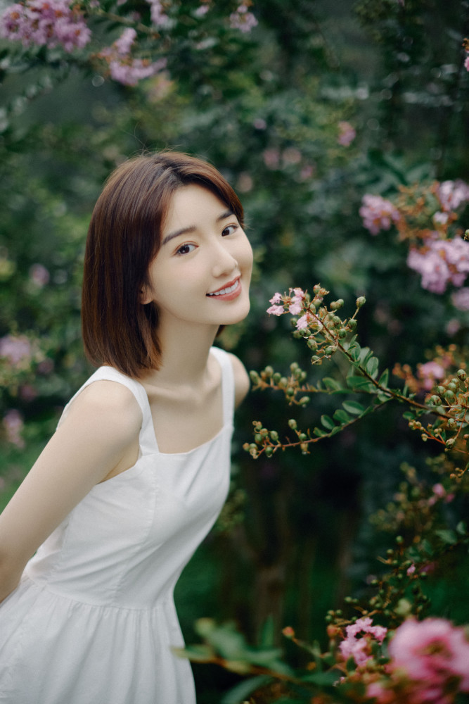 毛晓彤白裙短发清新脱俗,小家碧玉美如天仙,跳绳走铁轨引回忆杀