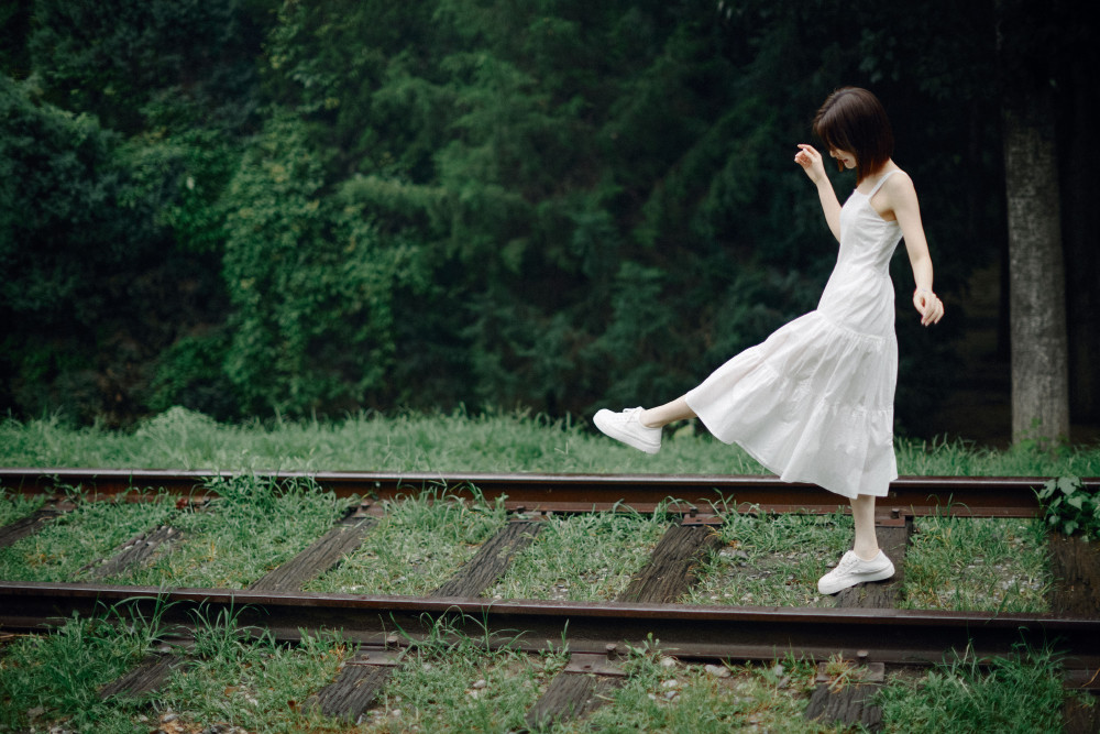 毛晓彤白裙短发清新脱俗,小家碧玉美如天仙,跳绳走铁轨引回忆杀