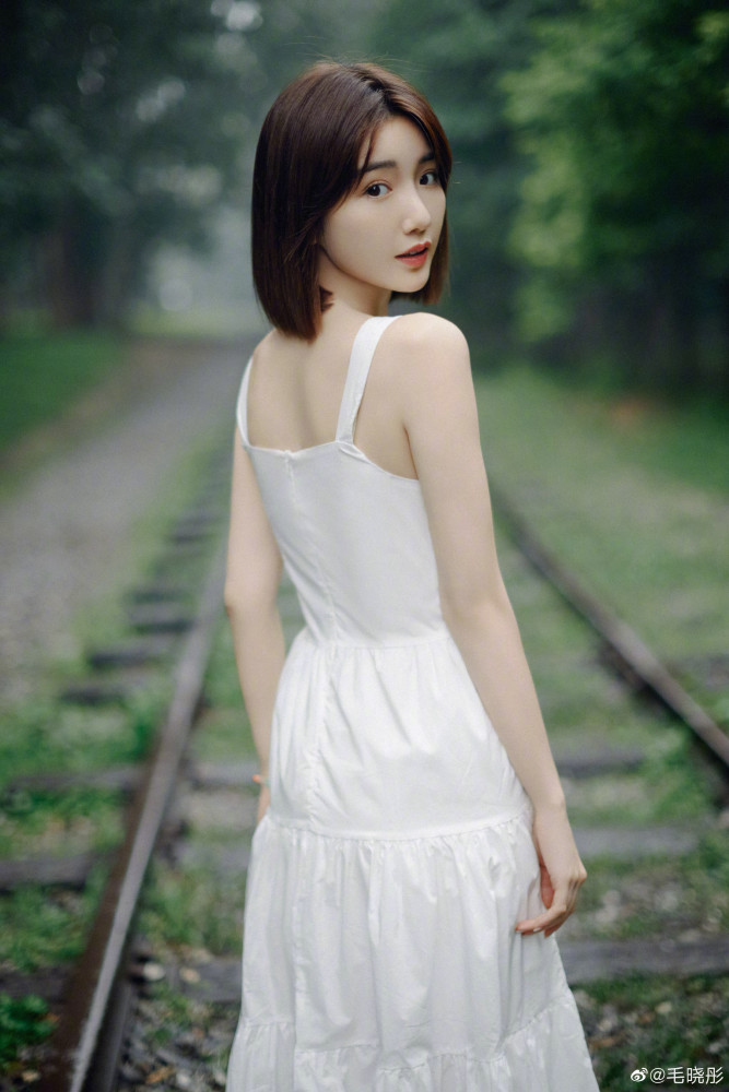 毛晓彤白裙短发清新脱俗,小家碧玉美如天仙,跳绳走铁轨引回忆杀