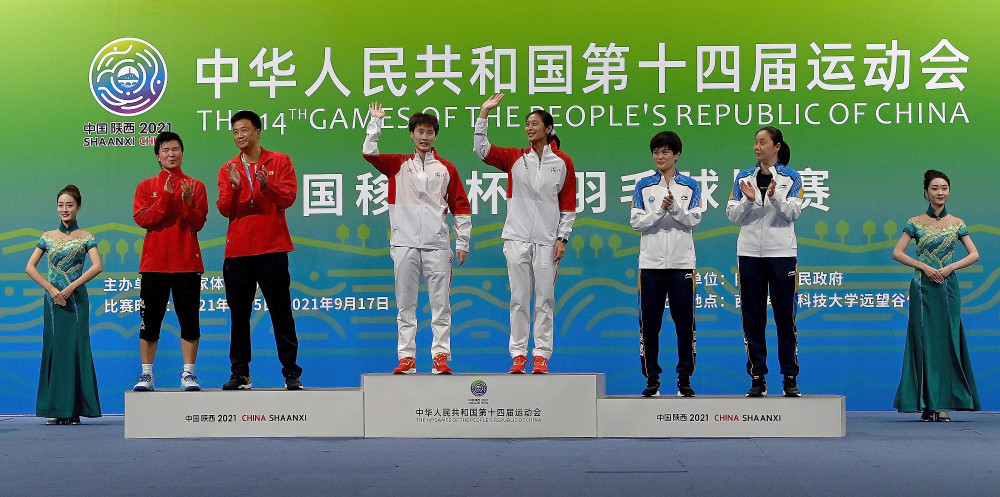 9月17日,冠军浙江队选手陈雨菲(左)和教练王琳在颁奖仪式上合影.