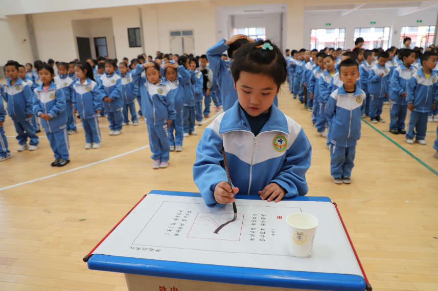 平凉市铁路小学举办沐浴阳光共同成长一年级新生入学仪