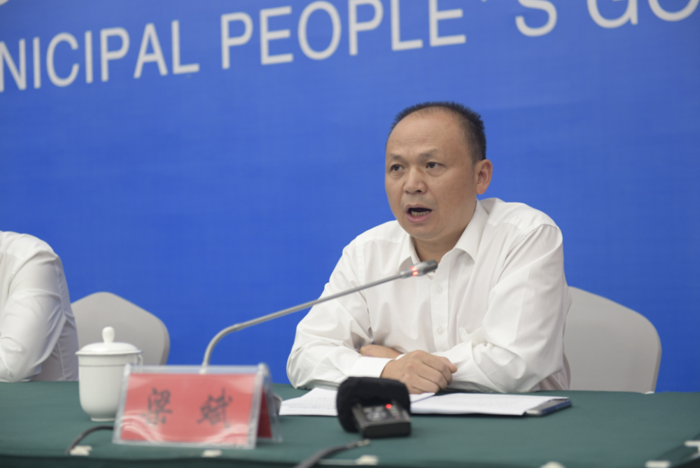 (桐梓县林业局局长梁斌答记者问)答:这次我们以线上 线下活动交叉进行