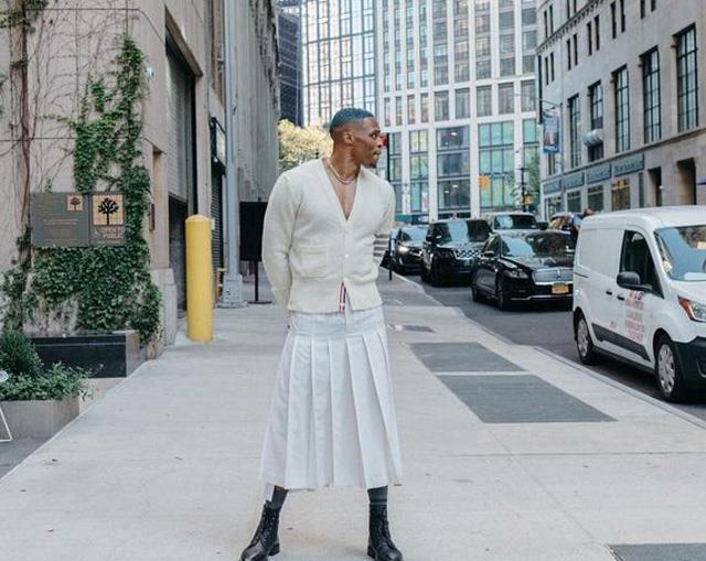 威少穿裙子逛街!面带笑容很自信,球迷:这一次我服了