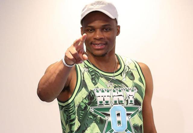 威少穿裙子逛街!面带笑容很自信,球迷:这一次我服了