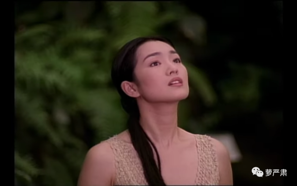 身处丛林间,则是出水芙蓉,清纯唯美.