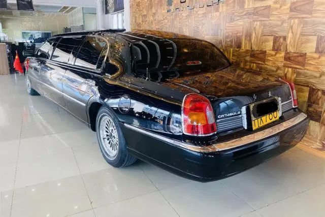 北京遇到红旗防弹车,车长近7米,福特8缸引擎,内设金丝楠木吧台