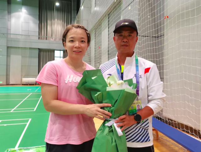 【全运会】lucky姐陈清晨女双夺冠 赛后与恩师队友合影庆祝