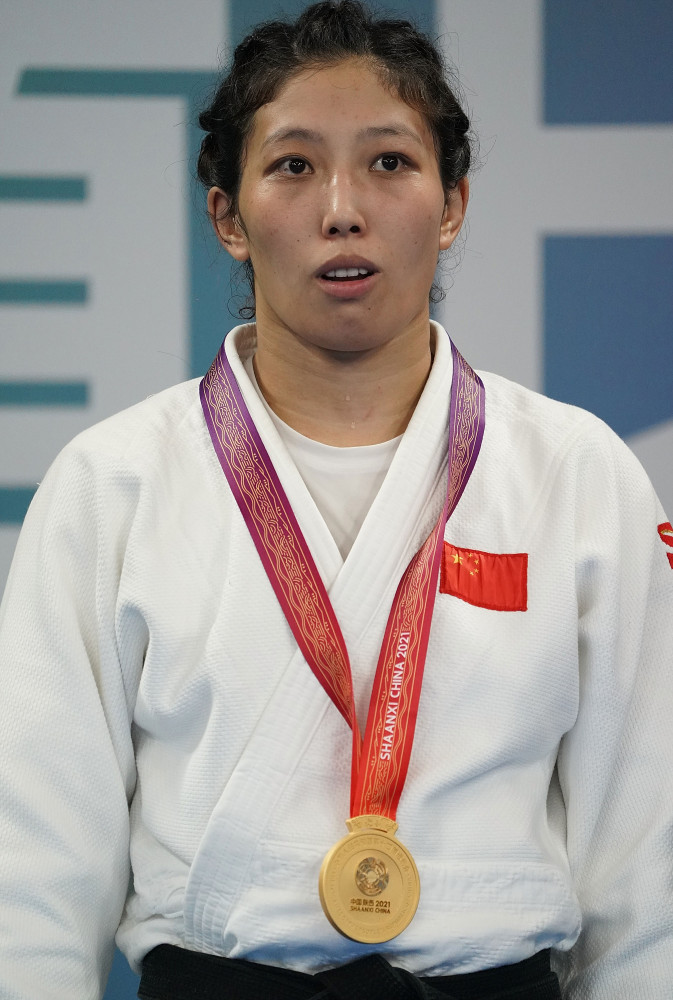 9月17日,亚军广东队选手孙安琪在颁奖仪式上哭泣.新华社记者 邵瑞 摄