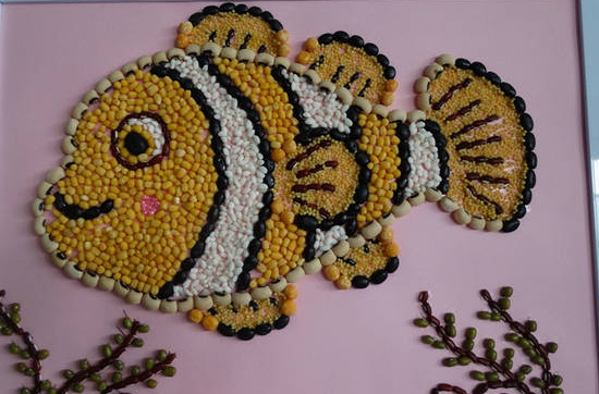 还有能培养小朋友动手能力的粘贴画!