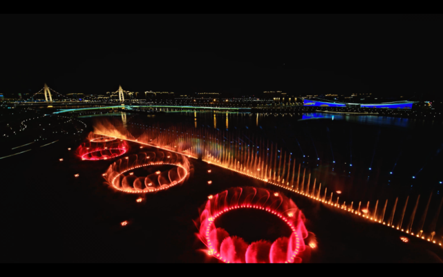 西安奥体中心西侧,灞河东岸的光影文化公园水秀,也在色彩变幻的灯光和